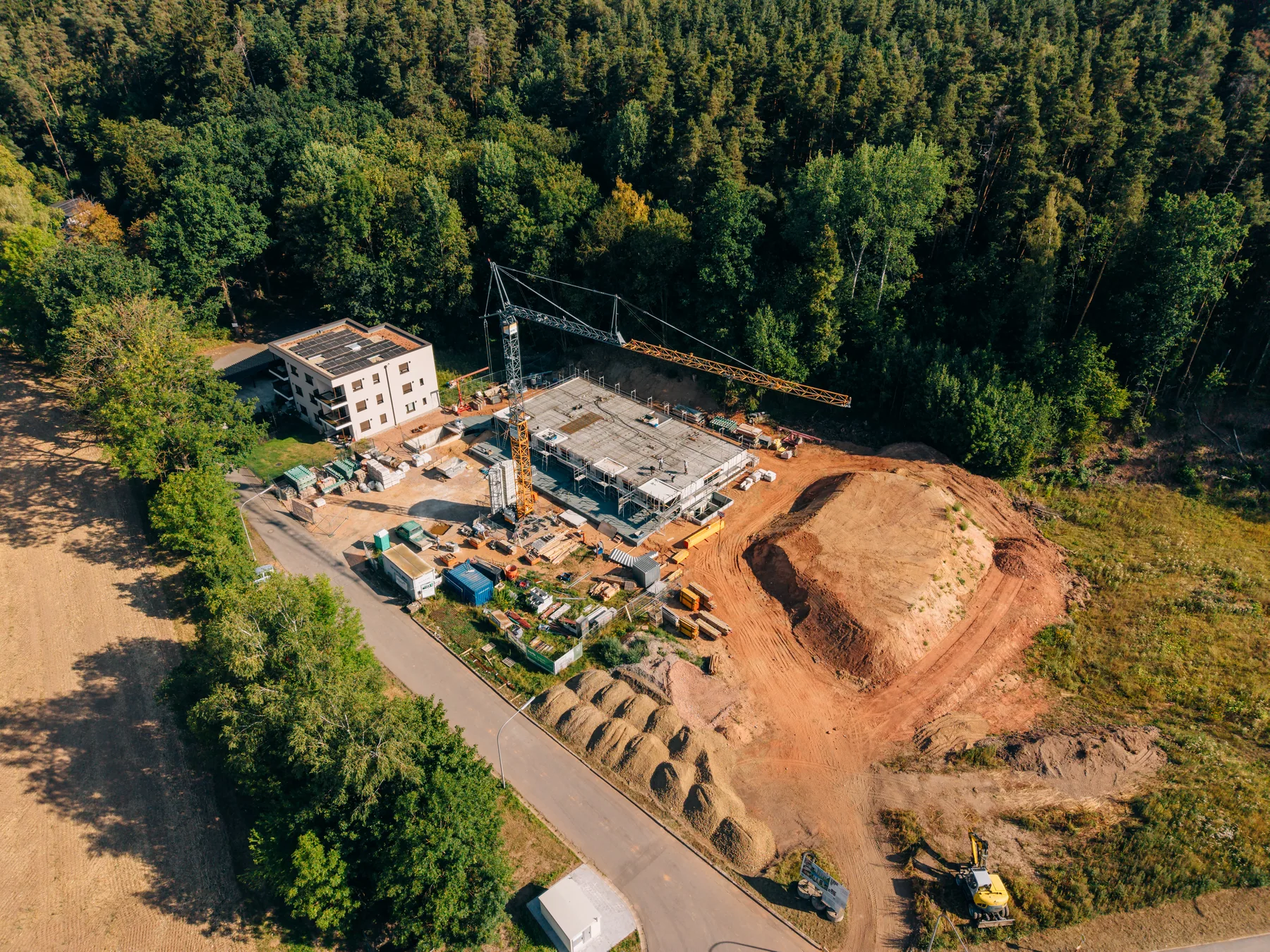 Luftbild der Baustelle in der Waldlichtung