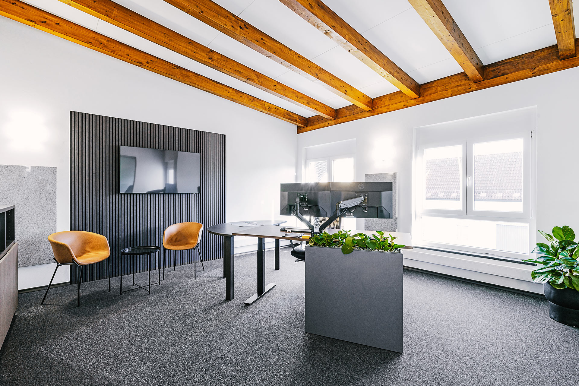 Materialauswahl im Showroom