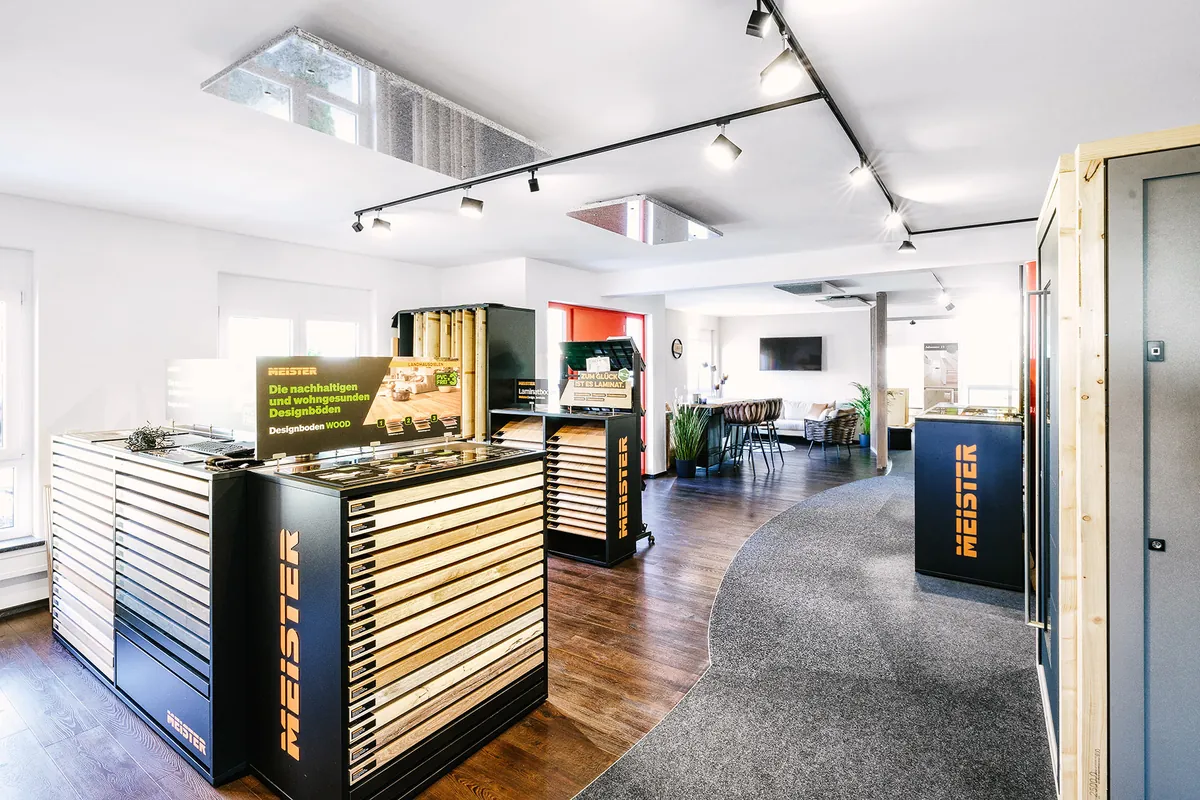 Showroom: Materialausstellung mit B&ouml;den, Fliesen und Mustern
